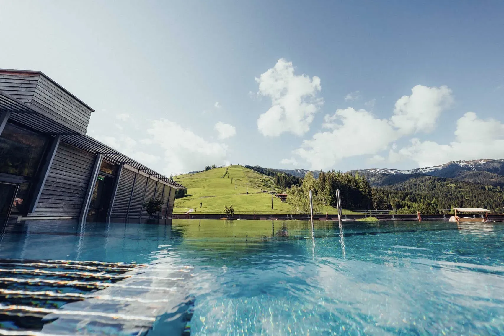 Dachpool vor Bergkulisse