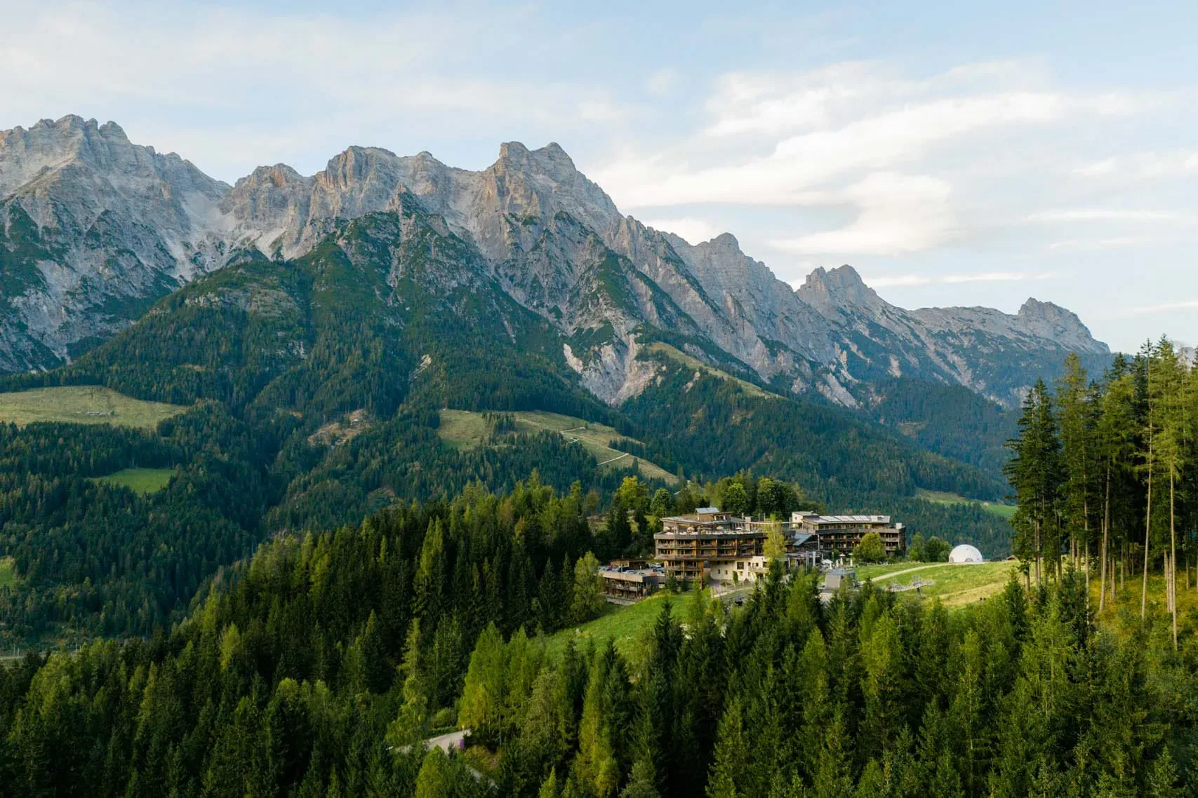 Berghotel vor Bergkulisse