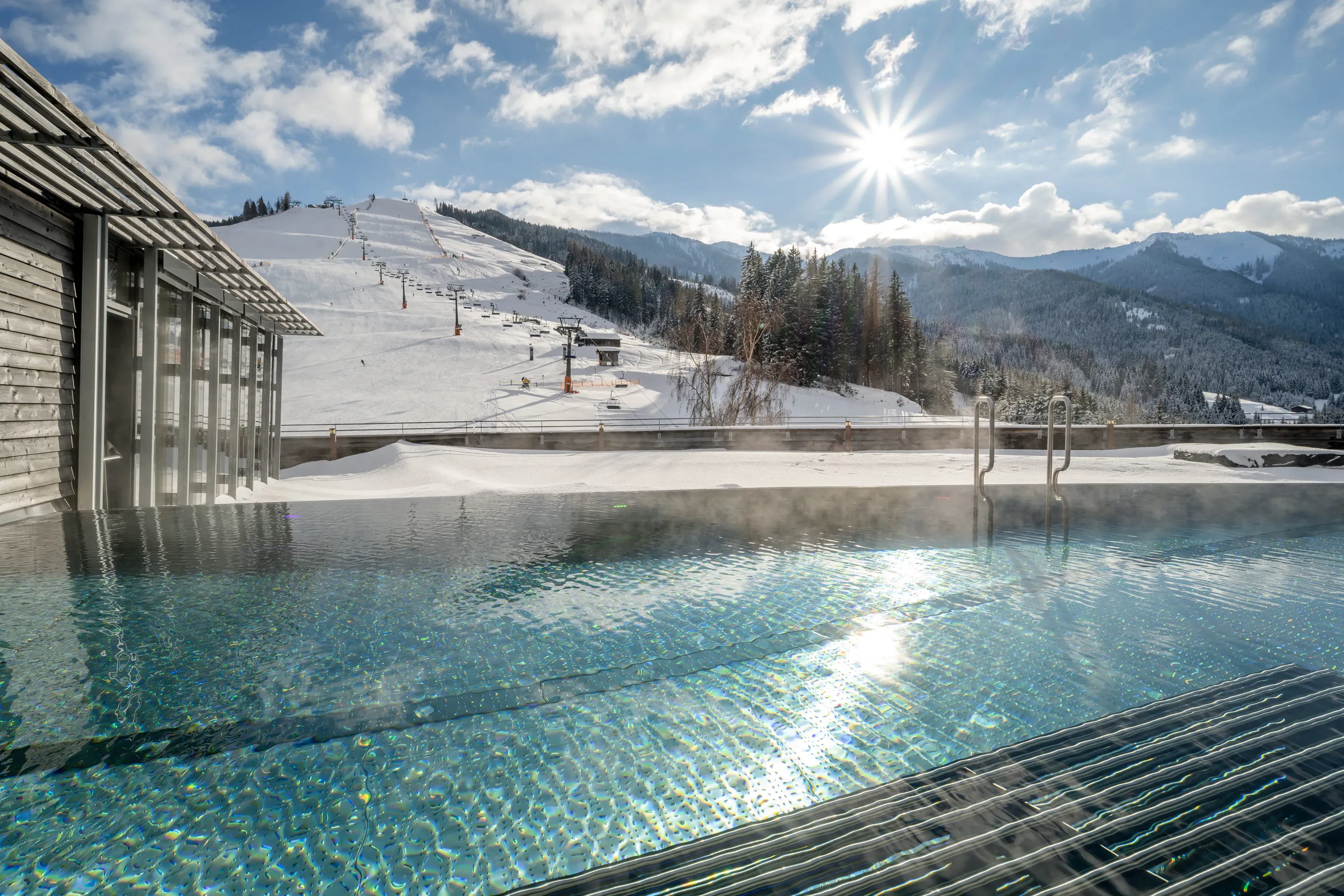 Pool vor winterlicher Kulisse