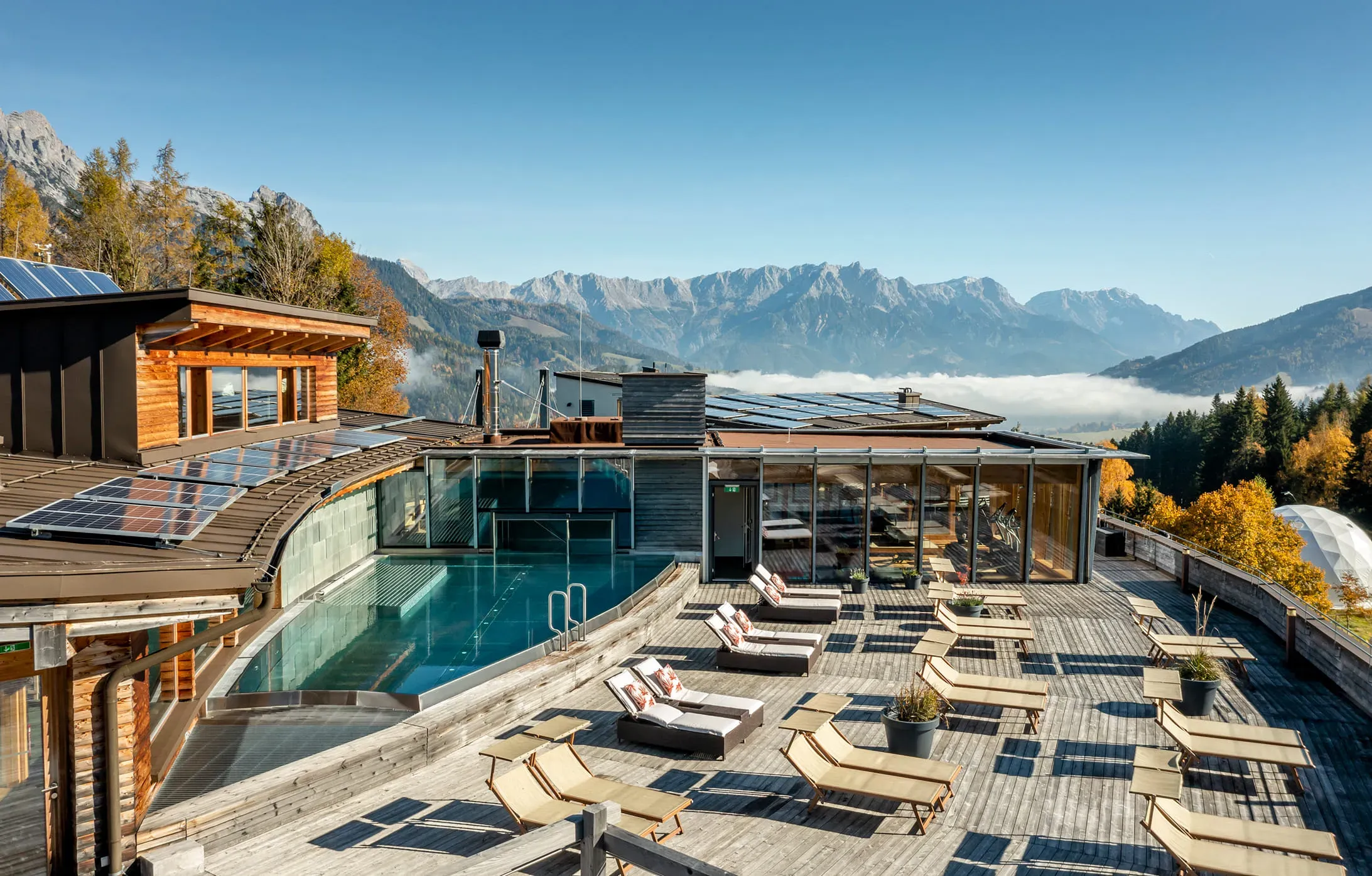 Rooftop Pool im Holzhotel