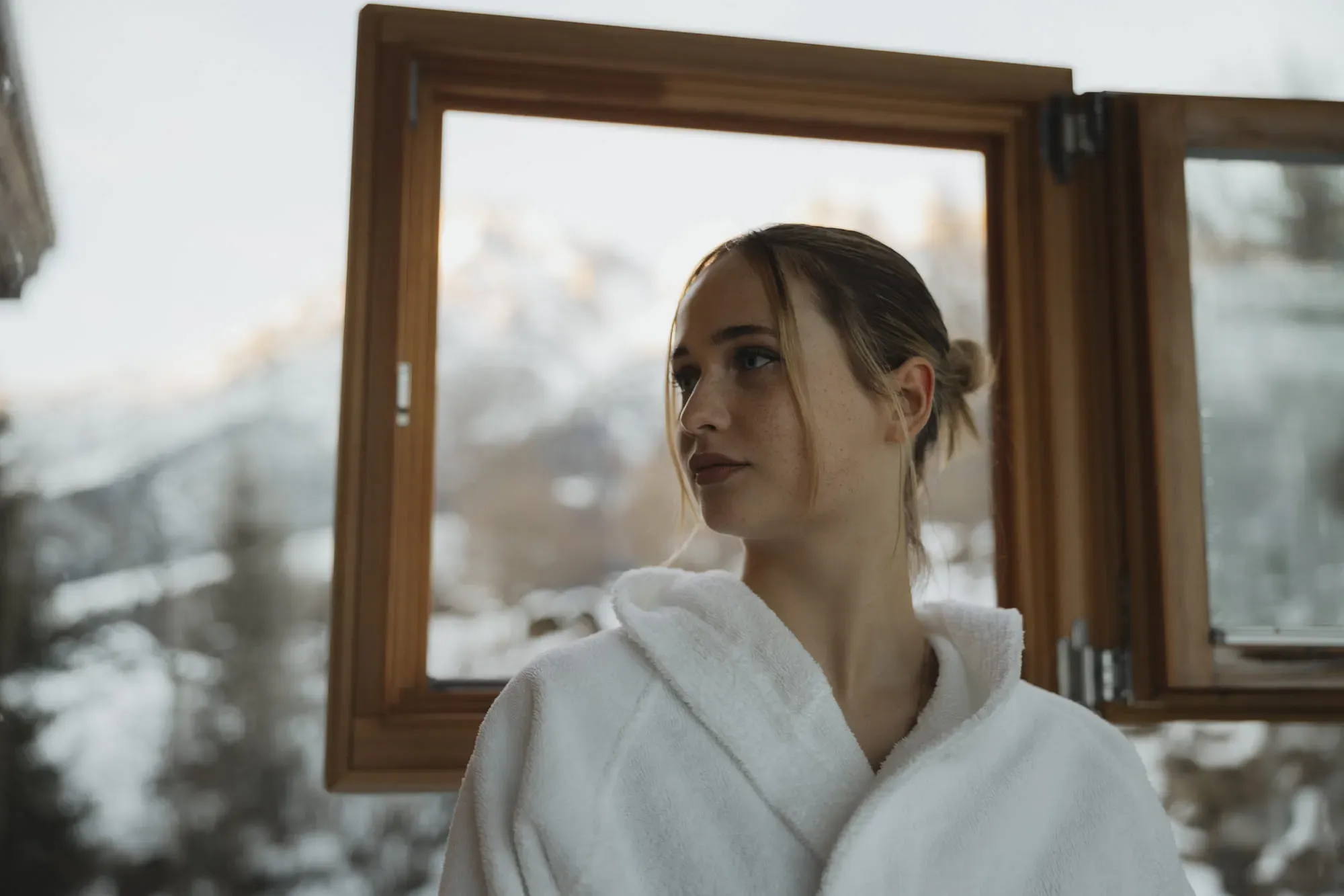 Frau im Bademantel im Spabereich