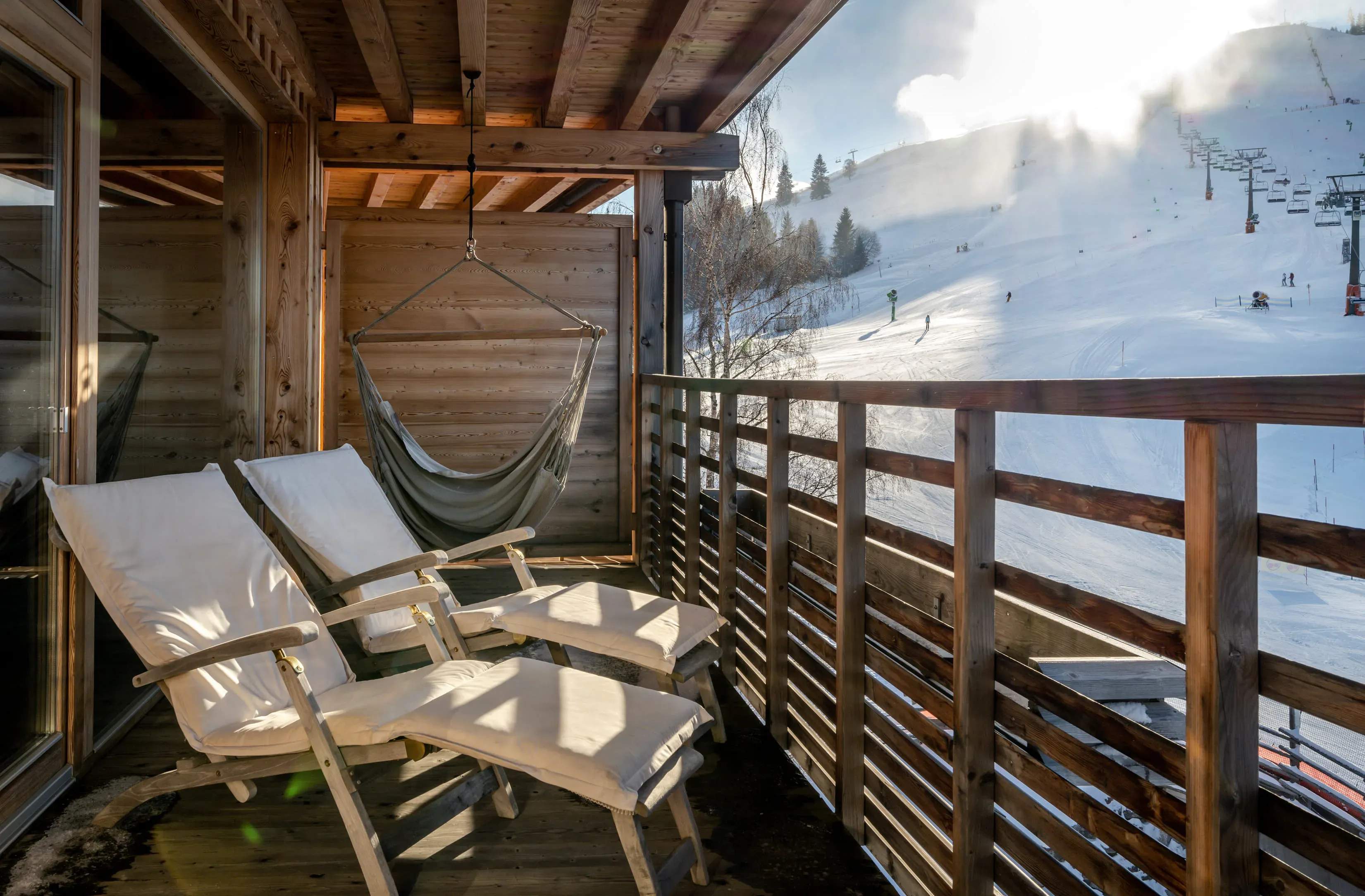 Liegestühle am Hotelbalkon