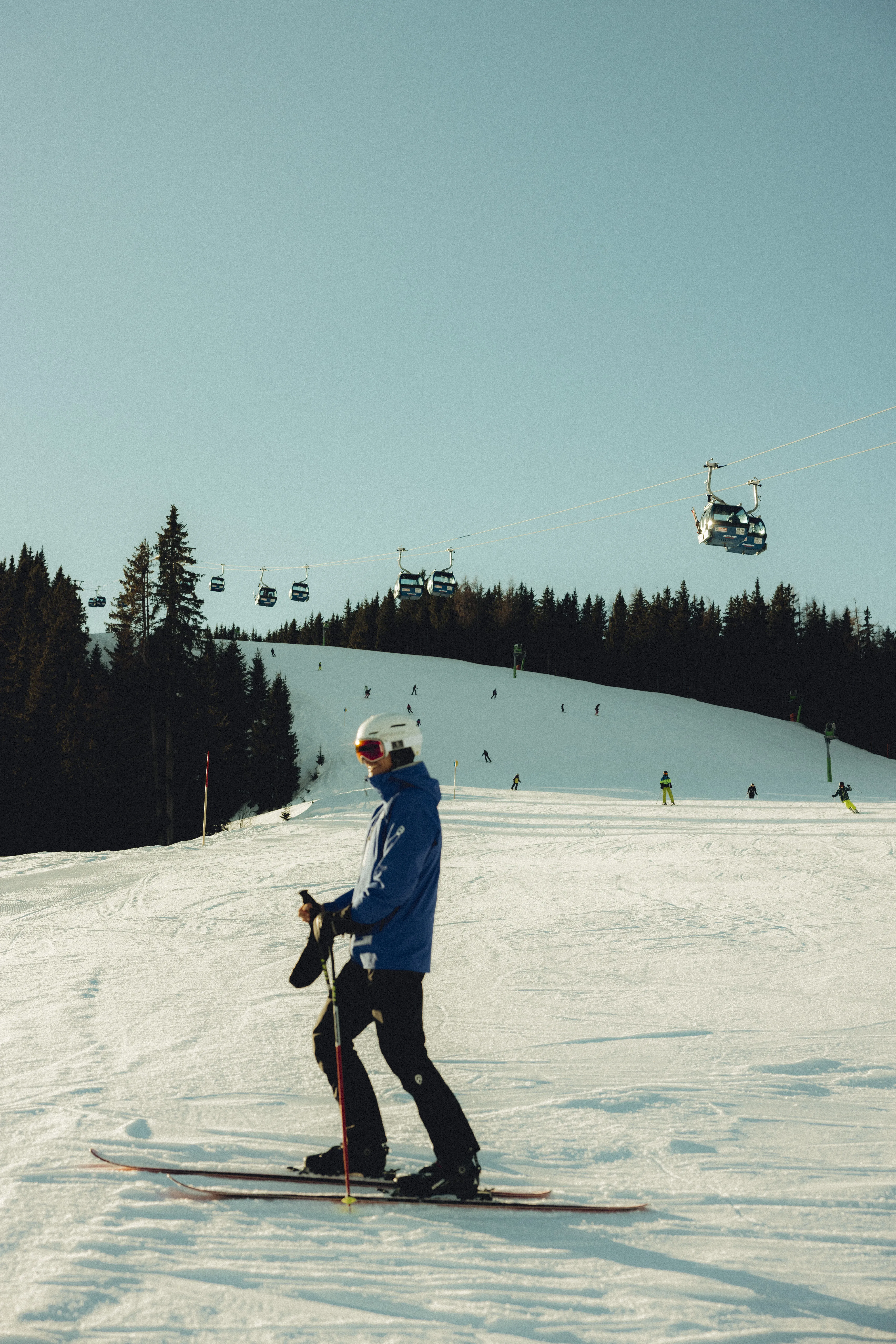 Skifahrer auf Piste