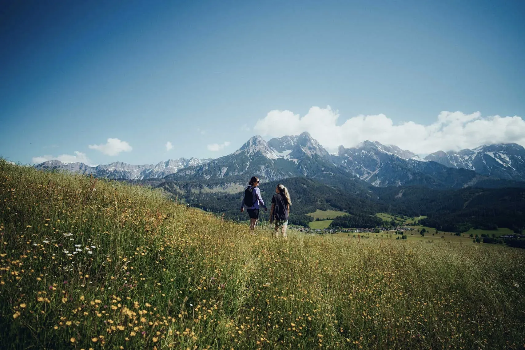Zwei Frauen wandern im Sommer