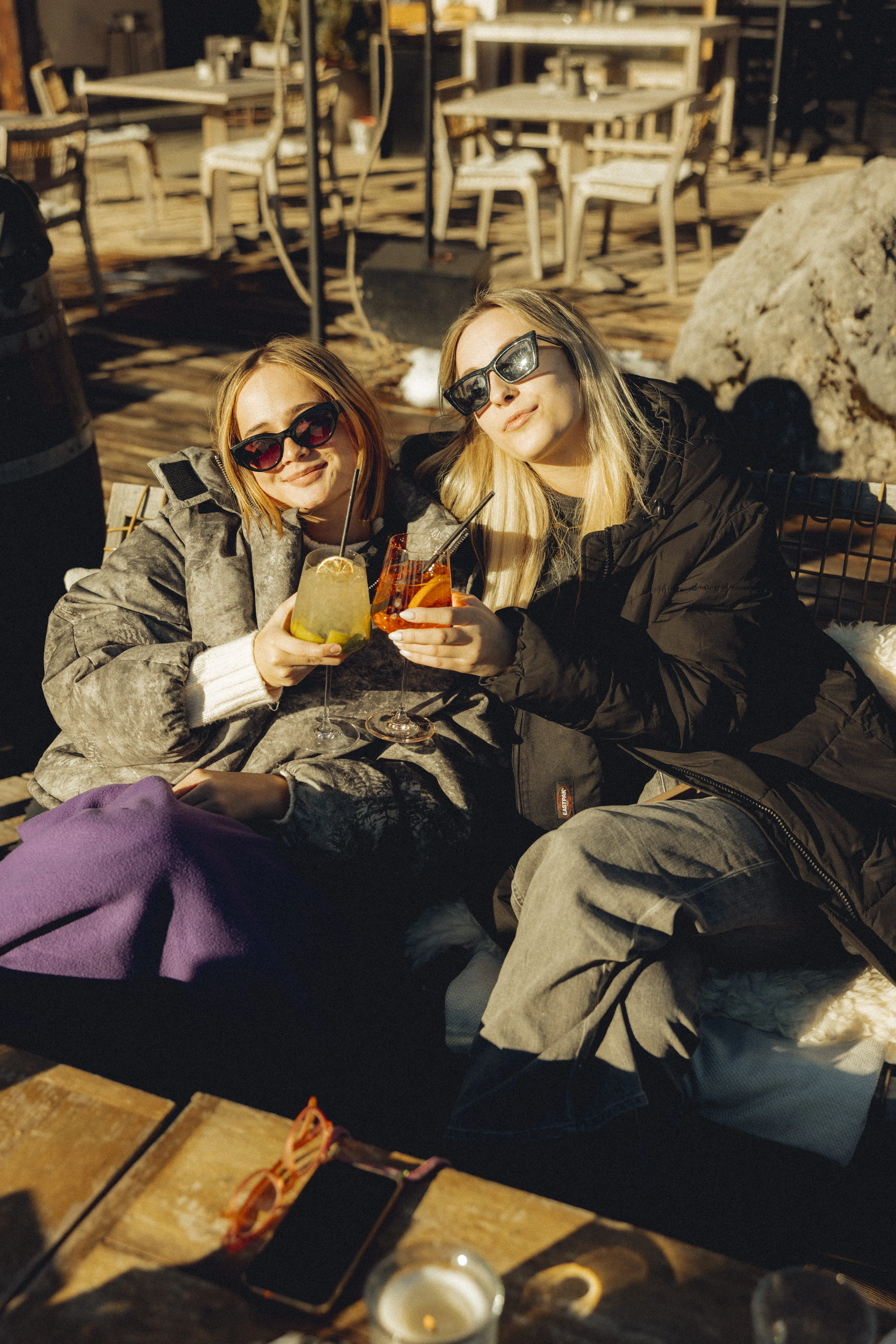 Frauen genießen Drinks in der Wintersonne