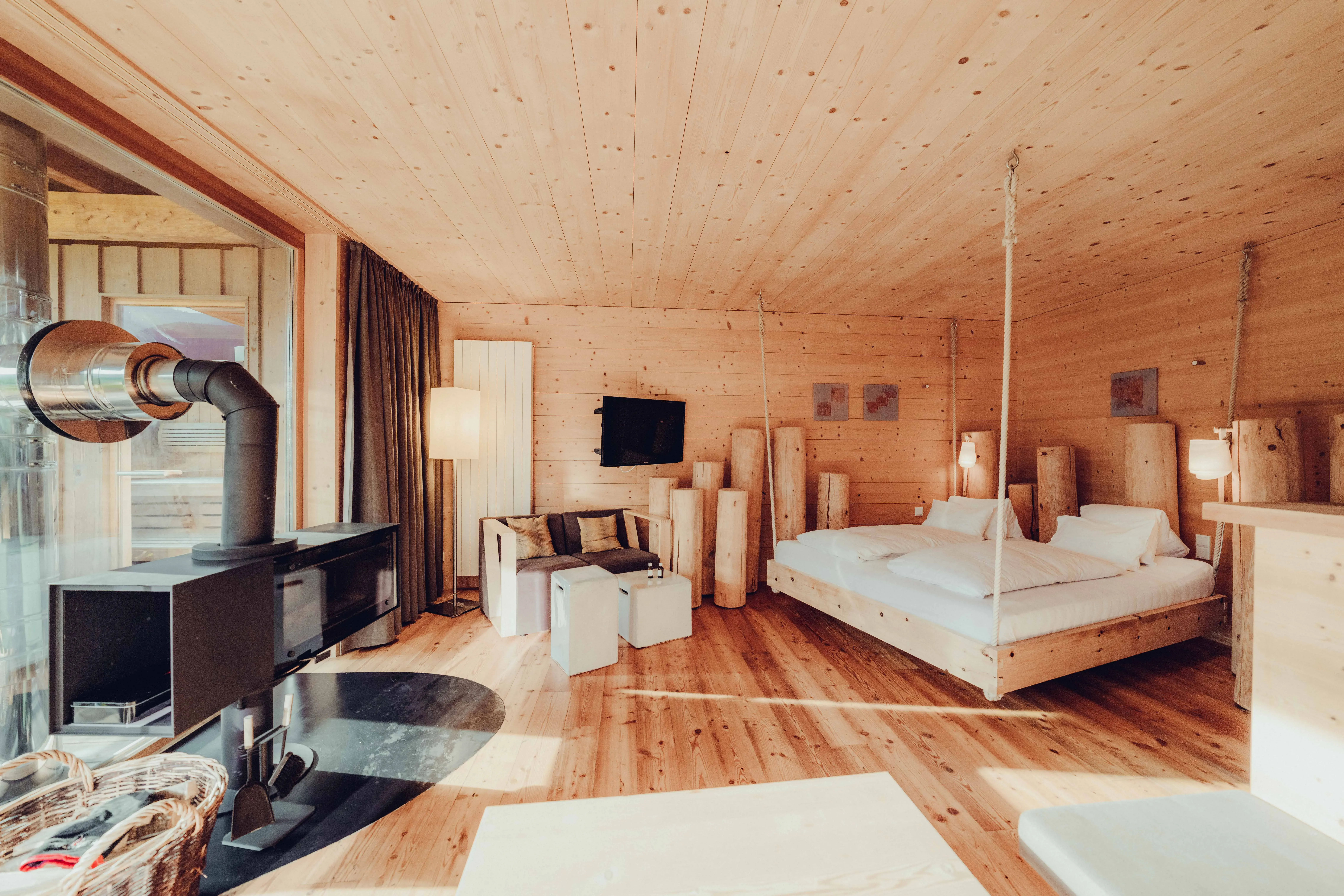 Hotelzimmer mit Zirbenholz Betten